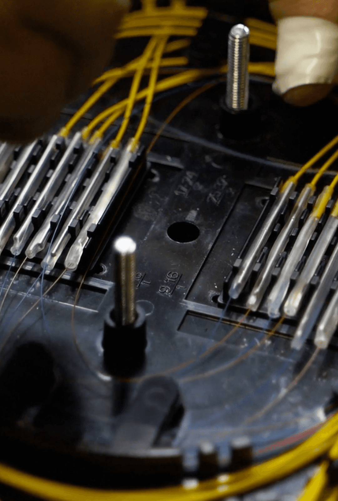 Detalle de cableado en un cuadro eléctrico de una vivienda.