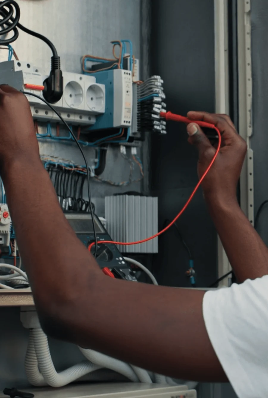 Electricista comprobando una instalación durante una reparación urgente