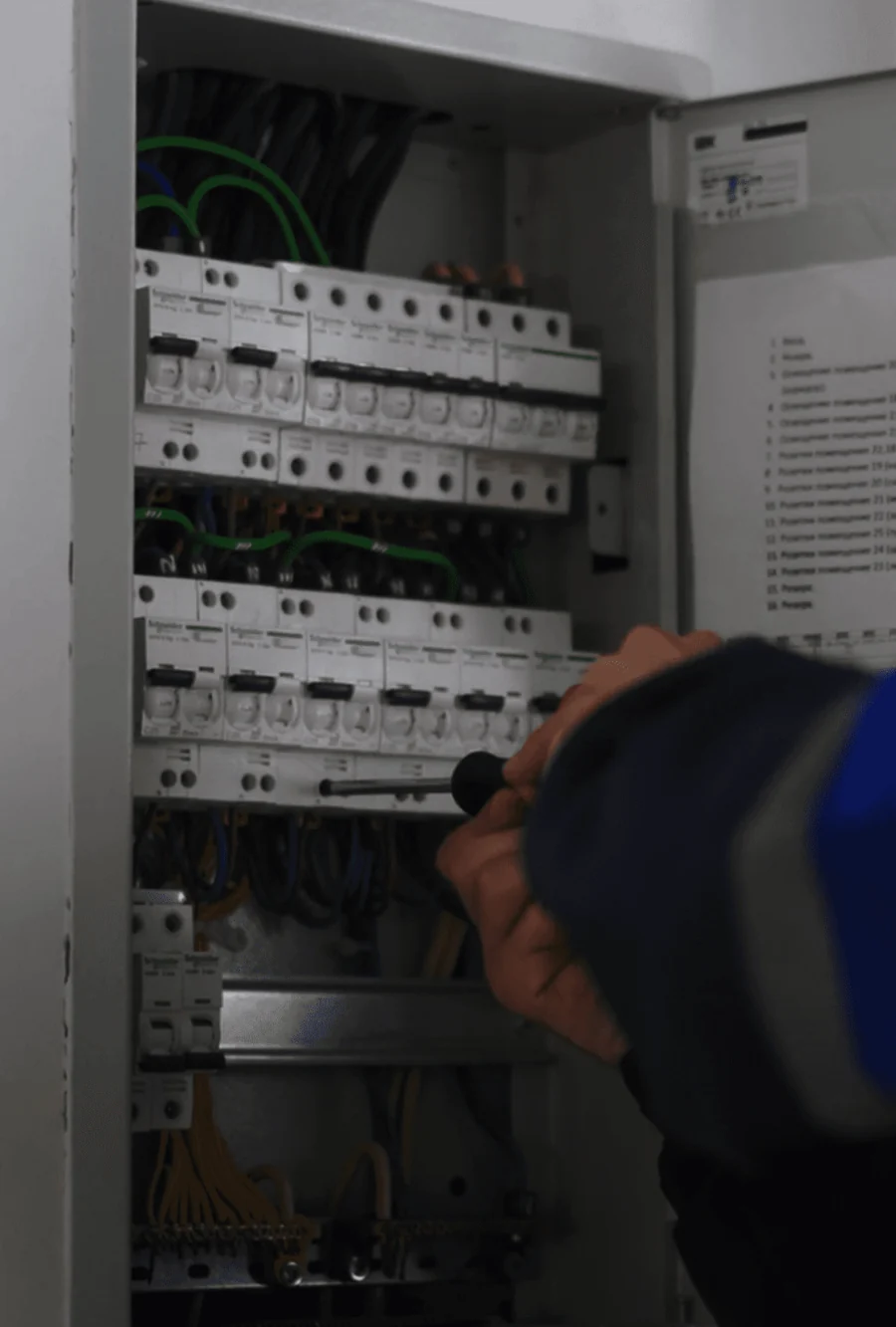Electricista trabajando en una instalación eléctrica